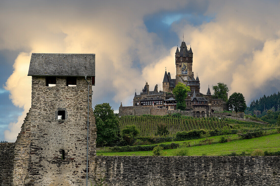 Ehemalige Reichsburg mit Blick über die Stadt Cochem, Rheinland-Pfalz, Deutschland, Europa