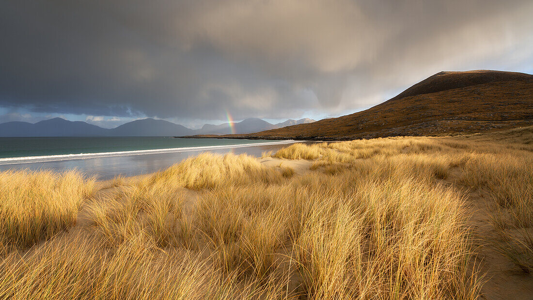 Luskentyre Beach mit einem Regenbogen im Hintergrund, Isle of Harris, Äußere Hebriden, Schottland, Vereinigtes Königreich, Europa