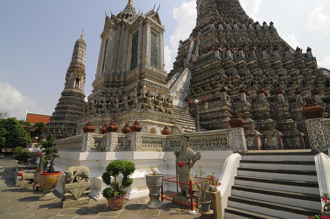 Wat Arun Ratchawararam Ratchawaramahawihan (Wat Arun) (Temple of Dawn), a Buddhist temple in the Bangkok Yai district of Bangkok, Thailand, South East Asia, Asia