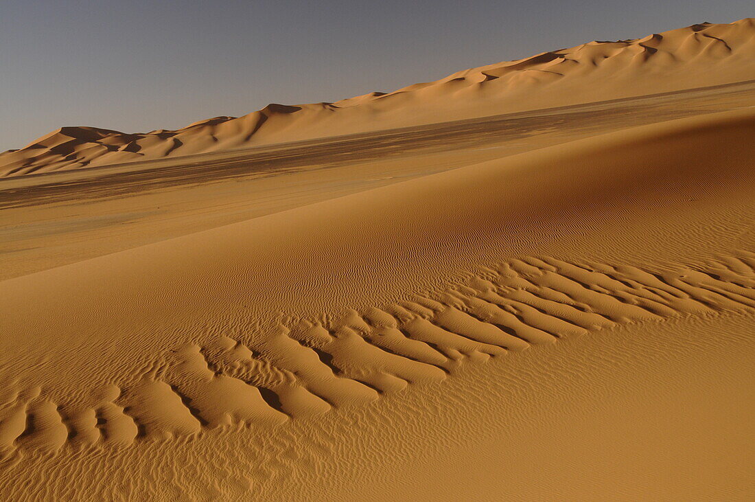 Malerische orangefarbene Dünen von Ubari, Sahara-Wüste, Libyen, Nordafrika, Afrika