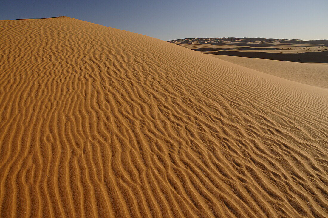 Malerische orangefarbene Dünen von Ubari, Sahara-Wüste, Libyen, Nordafrika, Afrika