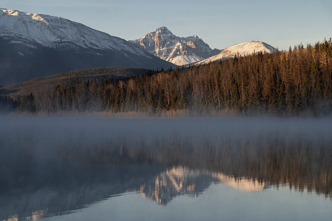 Mount Fitzwilliam am Pyramid Lake im Herbst mit Schnee und Morgennebel, Jasper National Park, UNESCO Welterbe, Alberta, Kanadische Rockies, Kanada, Nordamerika