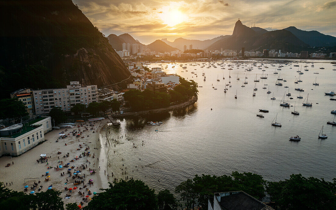 Blick auf den Praia da Urca mit der umliegenden Botafogo-Bucht, UNESCO-Welterbestätte zwischen Berg und Meer, 2012 in die Liste des Welterbes aufgenommen, Rio de Janeiro, Brasilien, Südamerika