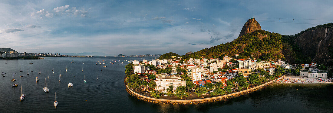 Drohnen-Panorama des Stadtteils Urca und der Umgebung von Botafogo und der Guanabara-Bucht, UNESCO-Weltkulturerbe, zwischen Berg und Meer, 2012 in die Liste des Weltkulturerbes aufgenommen, Rio de Janeiro, Brasilien, Südamerika