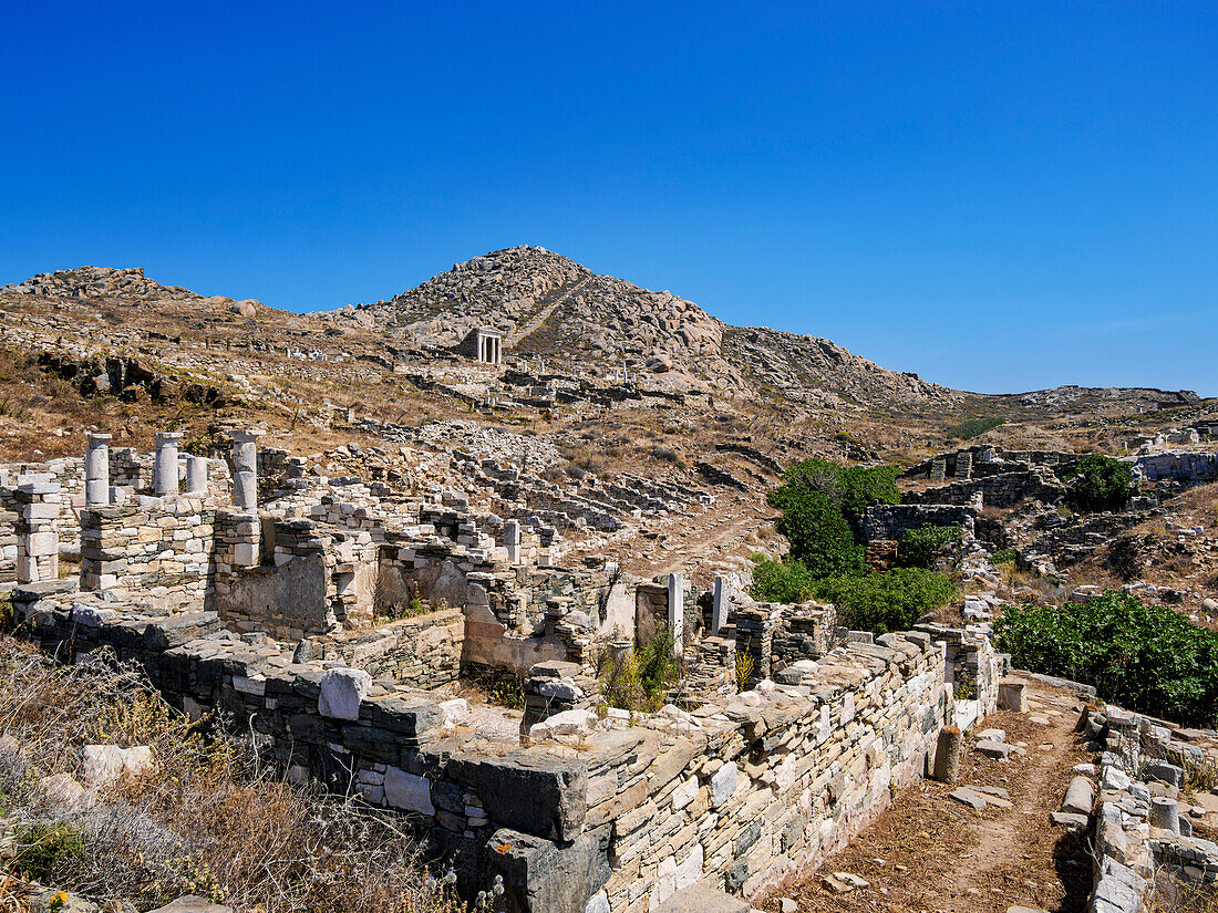 Blick auf den Isis-Tempel und den Berg Kynthos, Archäologische Stätte von Delos, UNESCO-Welterbe, Insel Delos, Kykladen, Griechische Inseln, Griechenland, Europa