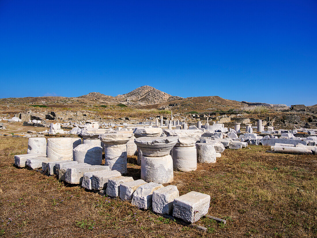 Blick auf den Berg Kynthos, Archäologische Stätte von Delos, UNESCO-Welterbe, Insel Delos, Kykladen, Griechische Inseln, Griechenland, Europa