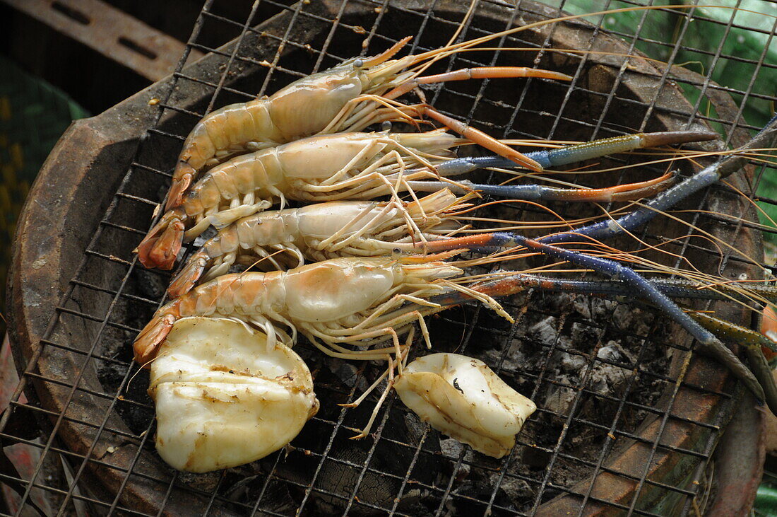 Gegrillte Shrimps und Tintenfisch, Thailändisches Straßenessen, Bangkok, Thailand, Südostasien, Asien