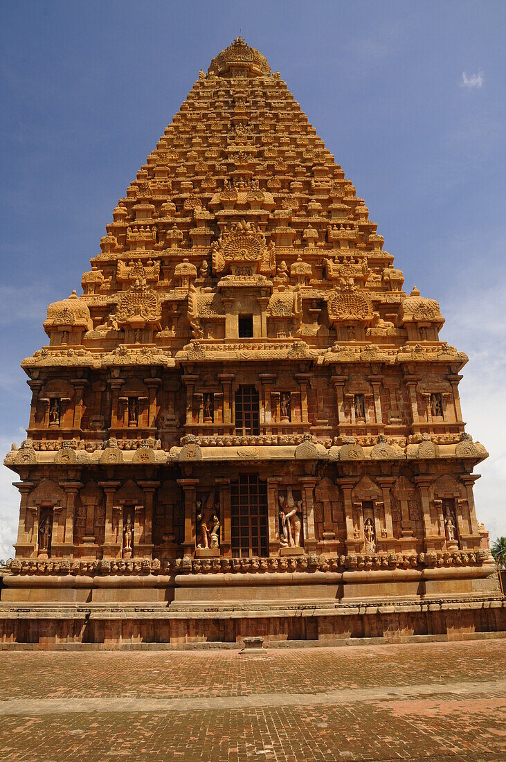 Vimana, Brihadeeswarar (Brihadisvara) Hindu Chola temple, Thanjavur, UNESCO World Heritage Site, Tamil Nadu, India, Asia