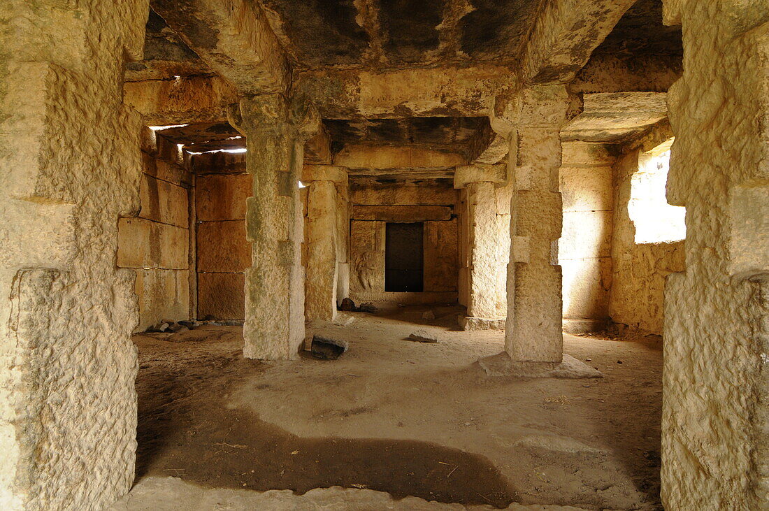 Interior of the Sri Virupaksha temple in Hampi, UNESCO World Heritage Site, Karnataka, India, Asia