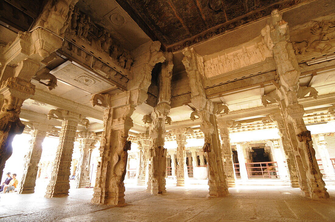 Innenraum des Sri Virupaksha-Tempels in Hampi, UNESCO-Weltkulturerbe, Karnataka, Indien, Asien