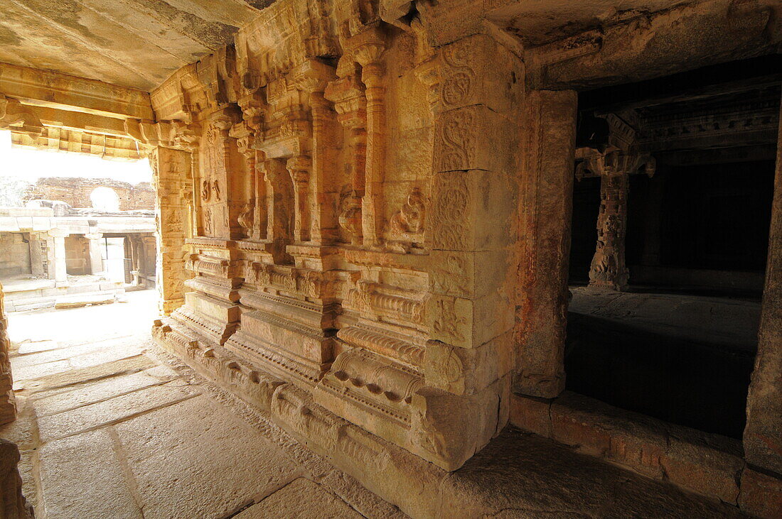 Mandapa in einem Vishnu-Virukpaksha-Tempel, Hampi, UNESCO-Welterbestätte, Karnataka, Indien, Asien