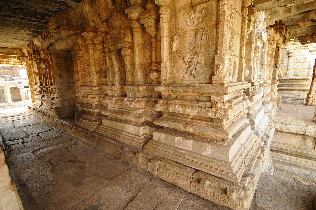 Mandapa in einem Vishnu-Virukpaksha-Tempel, Hampi, UNESCO-Welterbestätte, Karnataka, Indien, Asien