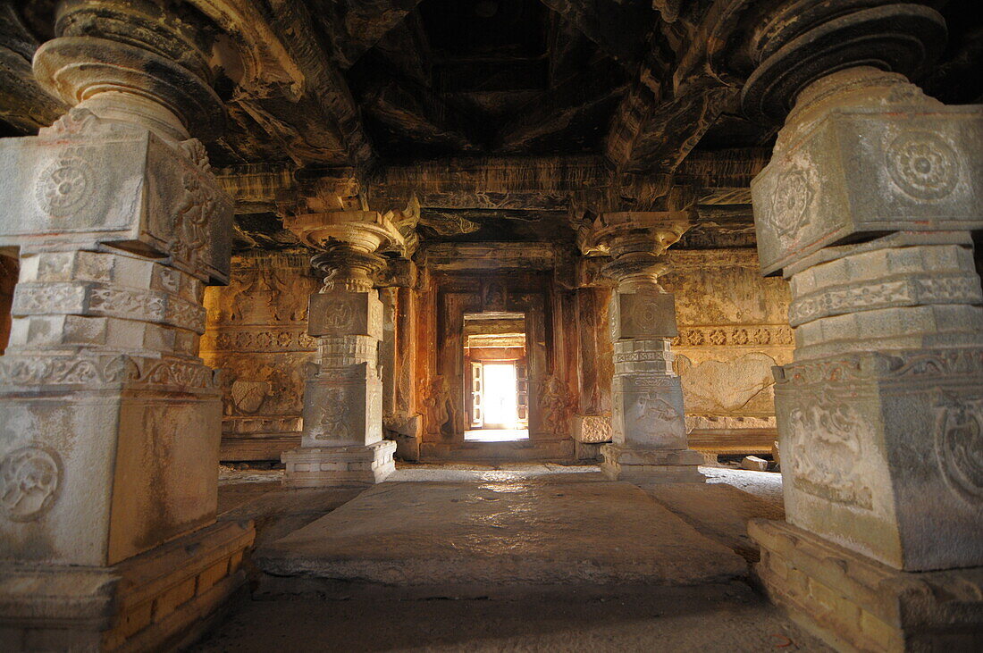 Im Inneren des Virupaksha-Tempels, Hampi, UNESCO-Welterbe, Karnataka, Indien, Asien