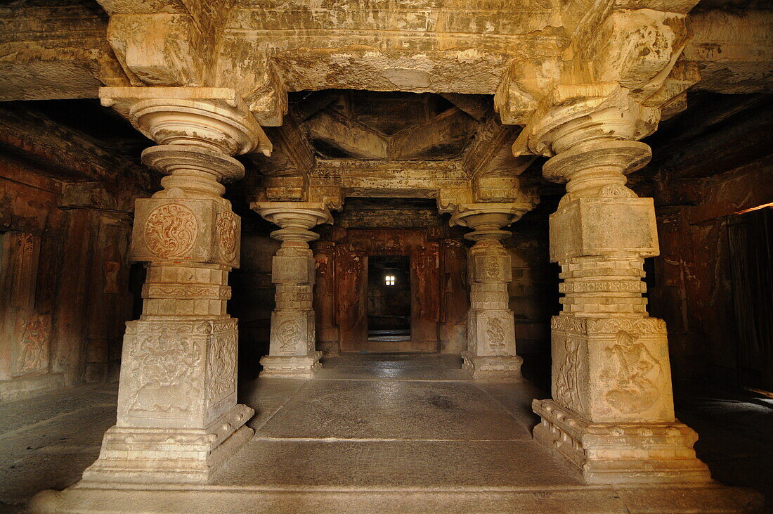 Im Inneren des Virupaksha-Tempels, Hampi, UNESCO-Welterbe, Karnataka, Indien, Asien