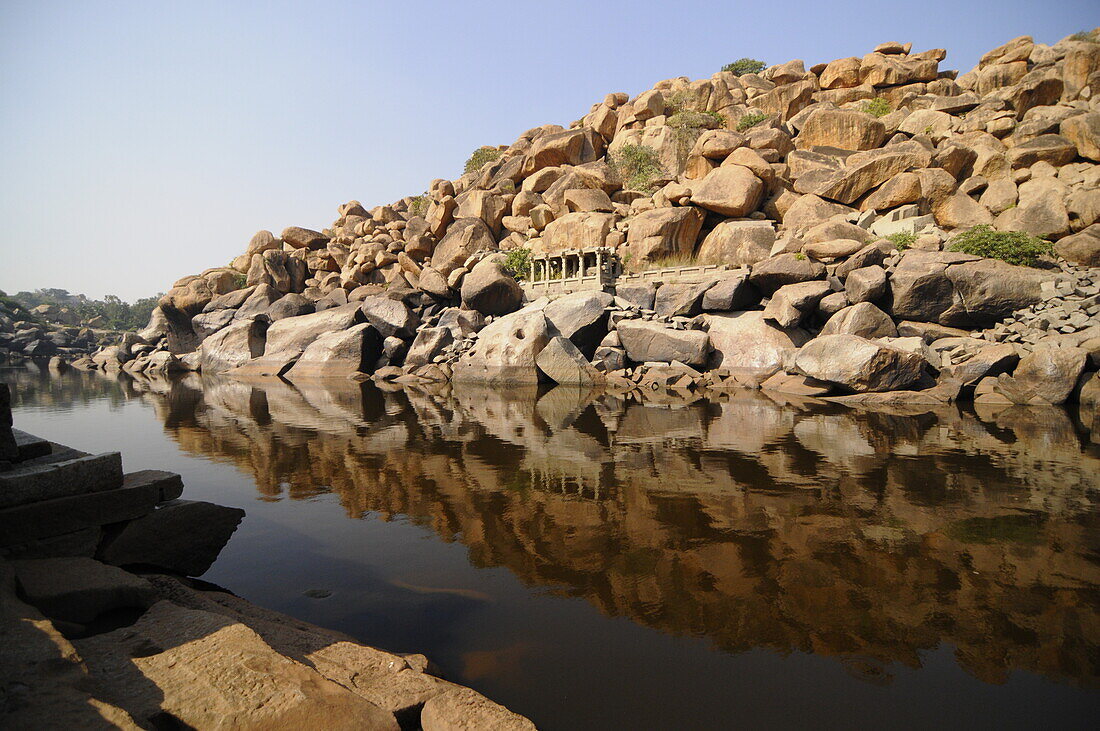 Tungabhadra-Fluss und Felsformationen, Hampi, Karnataka, Indien, Asien