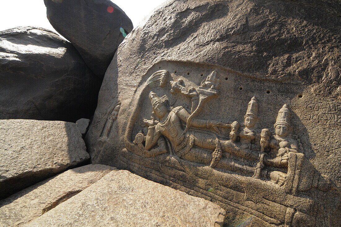 Verlassene Skulptur am Tungabhadra-Fluss, Hampi, Karnataka, Indien, Asien