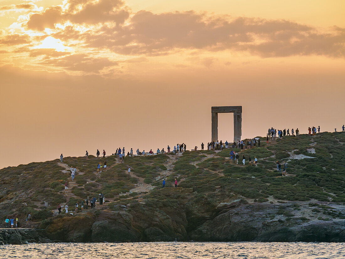 Apollo-Tempel bei Sonnenuntergang, Chora, Naxos-Stadt, Insel Naxos, Kykladen, Griechische Inseln, Griechenland, Europa