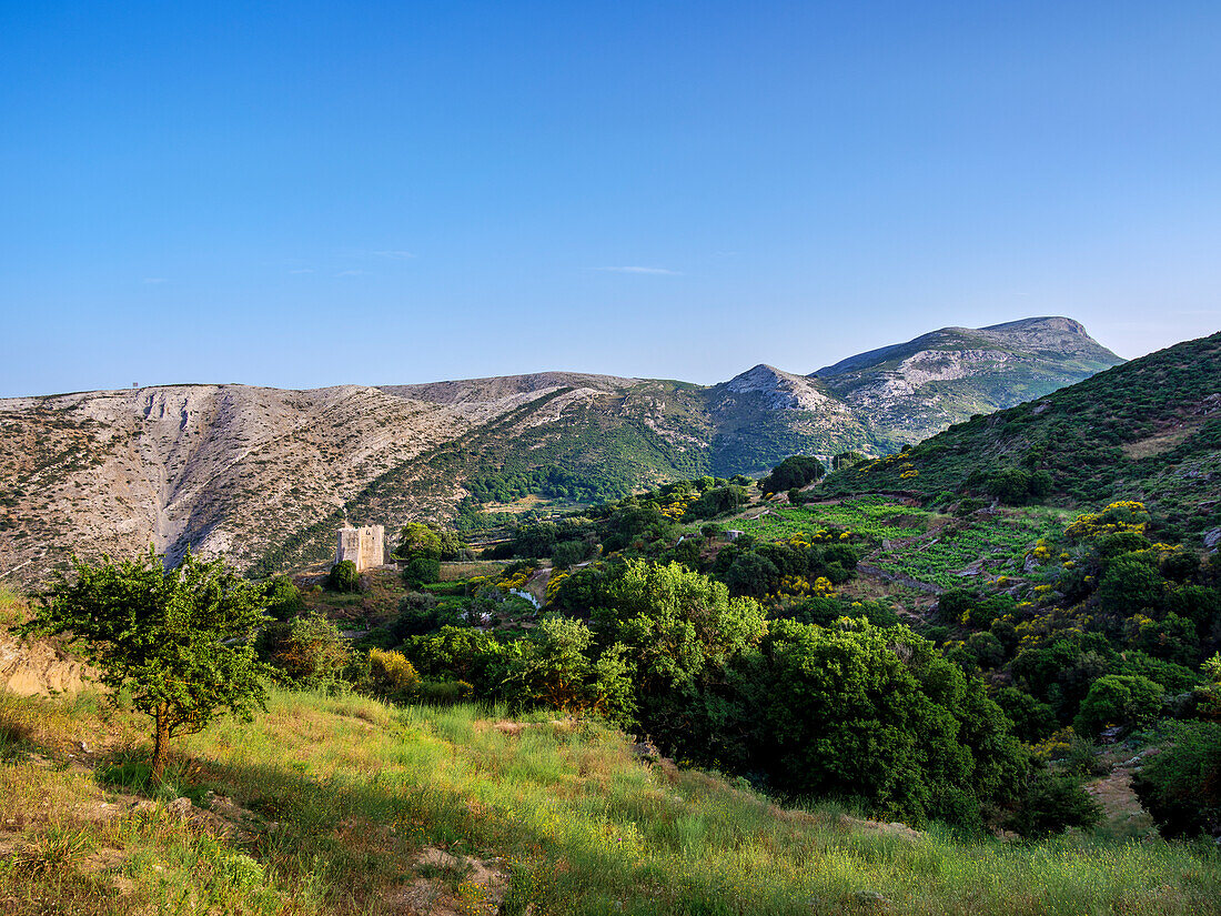 Blick auf das Kloster von Fotodoti und den Berg Zas (Zeus), Insel Naxos, Kykladen, Griechische Inseln, Griechenland, Europa