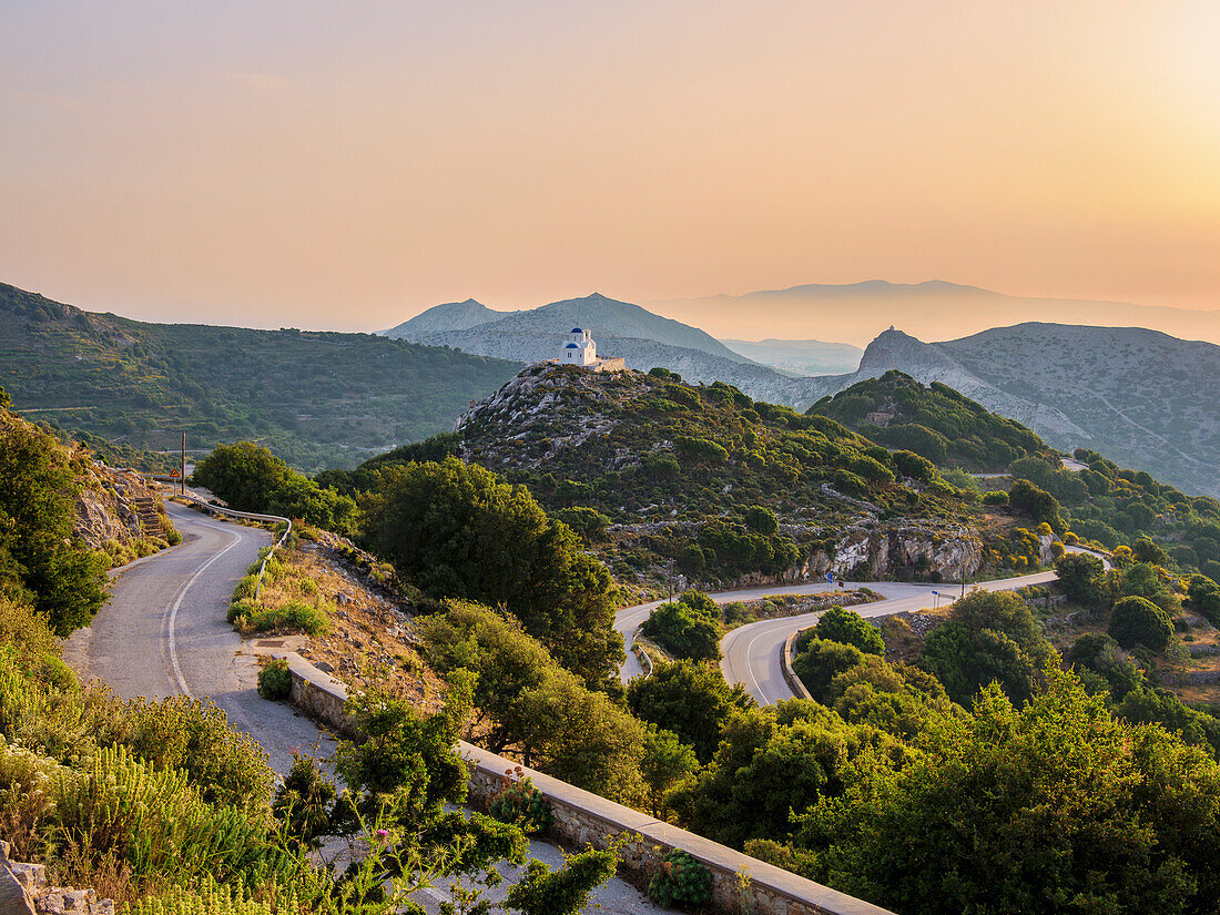 Blick auf die Prophet-Elias-Kirche bei Sonnenuntergang, Insel Naxos, Kykladen, Griechische Inseln, Griechenland, Europa