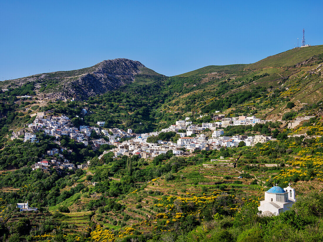 St. Georgskirche und Dorf Koronos vom Dorf Skado aus gesehen, Insel Naxos, Kykladen, Griechische Inseln, Griechenland, Europa