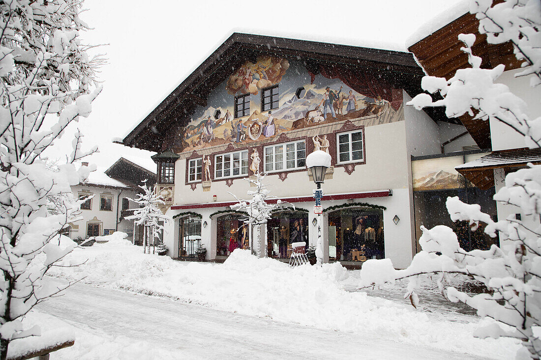 Winterzeit mit tiefem Schnee in den Bayerischen Alpen, Garmisch-Partenkirchen, Deutschland, Europa