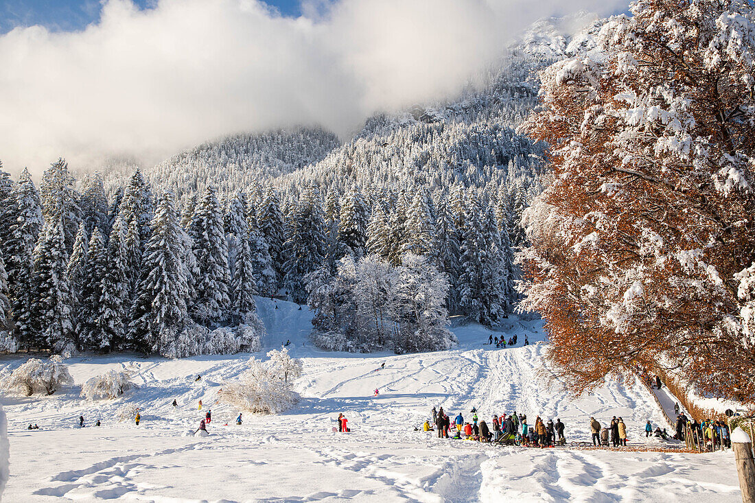 Winterzeit mit viel Schnee in den Bayerischen Alpen, Garmisch-Partenkirchen, Deutschland, Europa