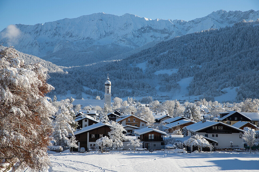 Winterzeit mit viel Schnee in den Bayerischen Alpen, Garmisch-Partenkirchen, Deutschland, Europa