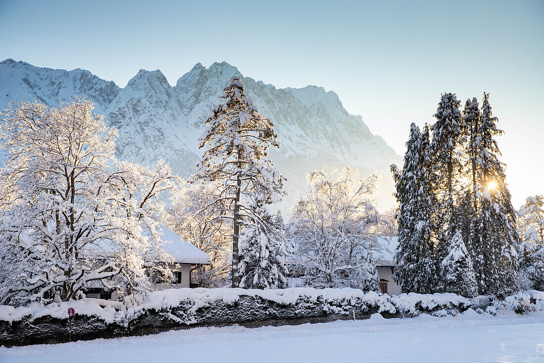 Winterzeit mit viel Schnee in den Bayerischen Alpen, Garmisch-Partenkirchen, Deutschland, Europa