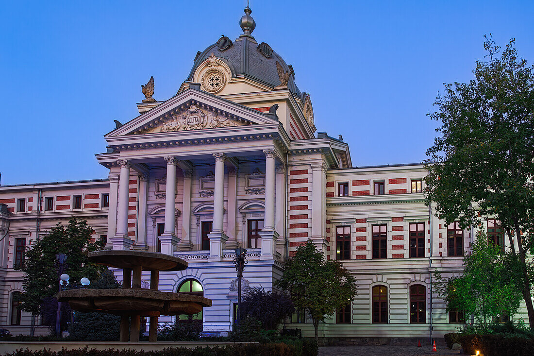 Abendliche Fassadenansicht des historischen Gebäudes des Coltea-Krankenhauses (Spitalul Clinic Coltea) aus dem Jahr 1888, unter klarem Himmel, Bukarest, Rumänien, Europa