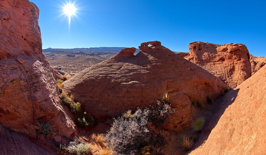 Eine Felseninsel mit einem kleinen Felsenfenster auf der Spitze, genannt Tea Pot Arch, bei Ferry Swale in der Glen Canyon Recreation Area bei Page, Arizona, Vereinigte Staaten von Amerika, Nordamerika