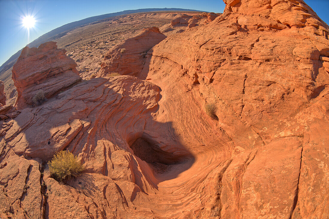 Ein trockener Wasserfall am Fuße einer Felseninsel in Ferry Swale in der Glen Canyon Recreation Area bei Page, Arizona, Vereinigte Staaten von Amerika, Nordamerika