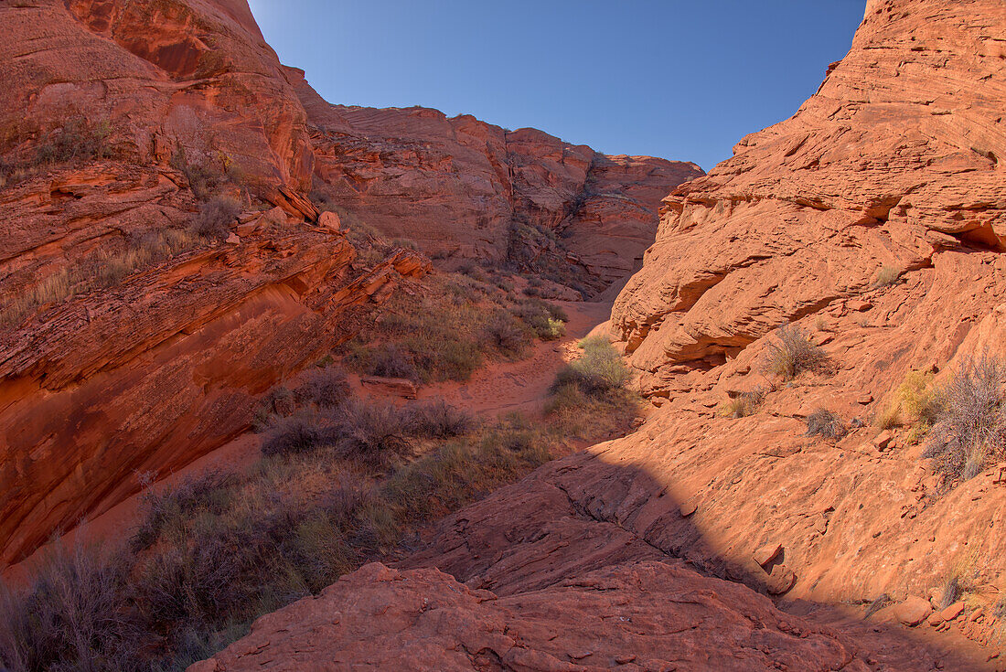 Eine Verengung des Sporn-Canyons nördlich des Hauptüberblicks von Horseshoe Bend, Arizona, Vereinigte Staaten von Amerika, Nordamerika