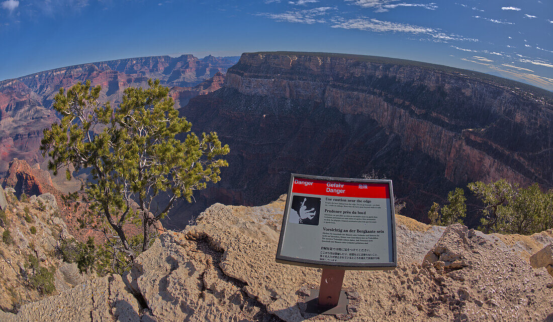 Ein Schild in verschiedenen Sprachen warnt vor einer gefährlichen Klippe an der West Vista des Trailview Overlook entlang des Hermit Road Rim Trail, Grand Canyon, UNESCO-Welterbe, Arizona, Vereinigte Staaten von Amerika, Nordamerika