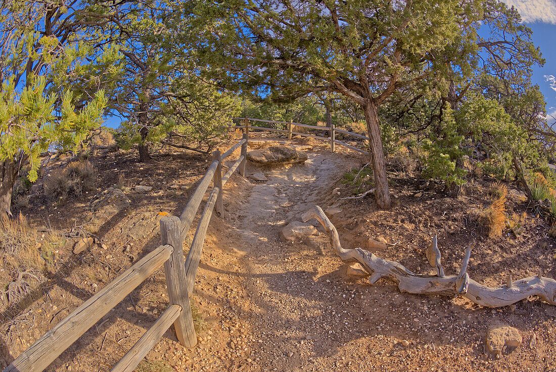 The rim trail at Grand Canyon heading east toward Powell Point from Hopi Point, Grand Canyon, UNESCO World Heritage Site, Arizona, United States of America, North America