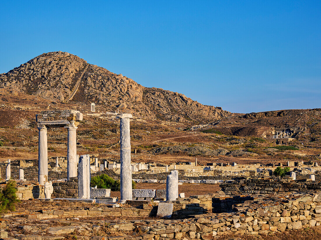 Blick auf den Berg Kynthos bei Sonnenuntergang, Archäologische Stätte von Delos, UNESCO-Welterbe, Insel Delos, Kykladen, Griechische Inseln, Griechenland, Europa