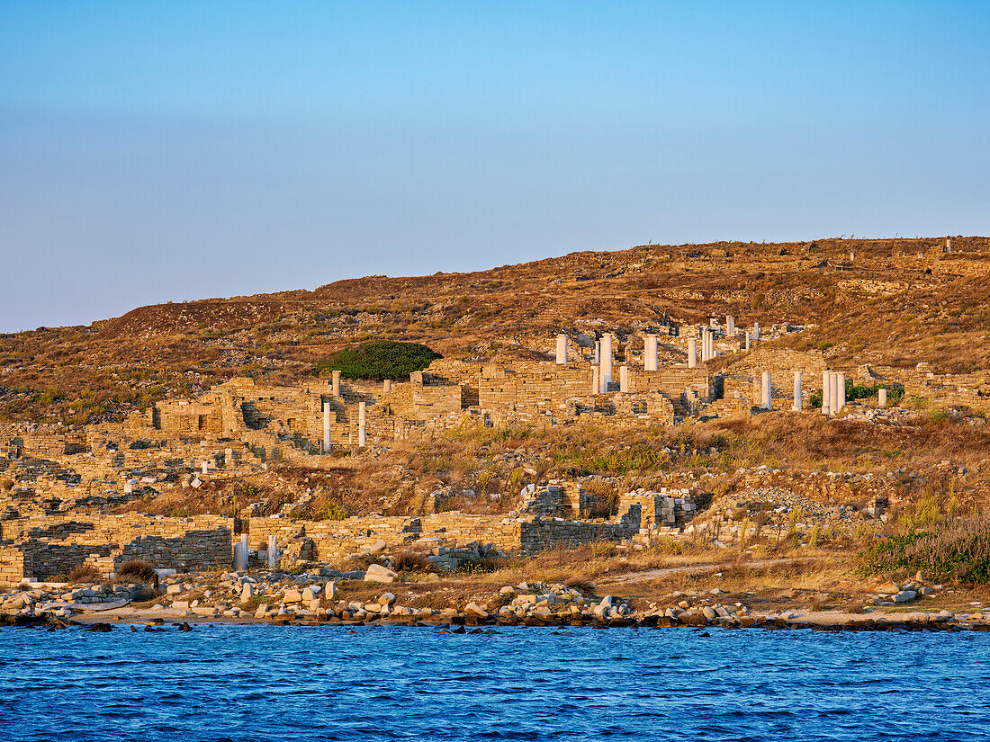 Ufer der archäologischen Stätte von Delos bei Sonnenuntergang, UNESCO-Welterbe, Insel Delos, Kykladen, Griechische Inseln, Griechenland, Europa