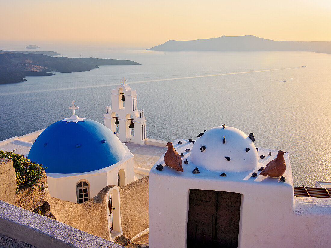 Drei Glocken von Fira, ikonische blaue Kuppelkirche bei Sonnenuntergang, Fira, Insel Santorin (Thira), Kykladen, Griechische Inseln, Griechenland, Europa