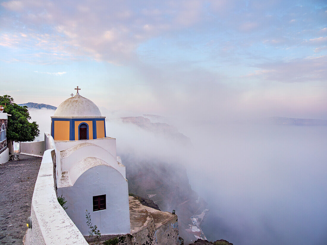 Kirche des Heiligen Stylianos bei nebligem Sonnenaufgang, Fira, Insel Santorin (Thira), Kykladen, Griechische Inseln, Griechenland, Europa