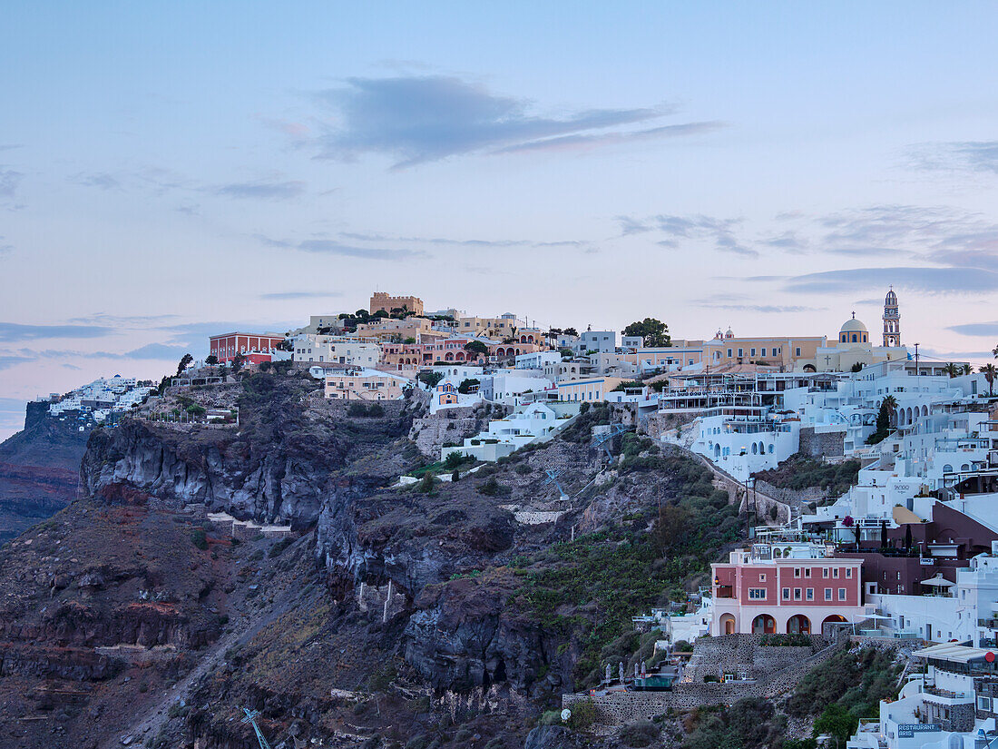 Stadtbild von Fira in der Morgendämmerung, Insel Santorin (Thira), Kykladen, Griechische Inseln, Griechenland, Europa