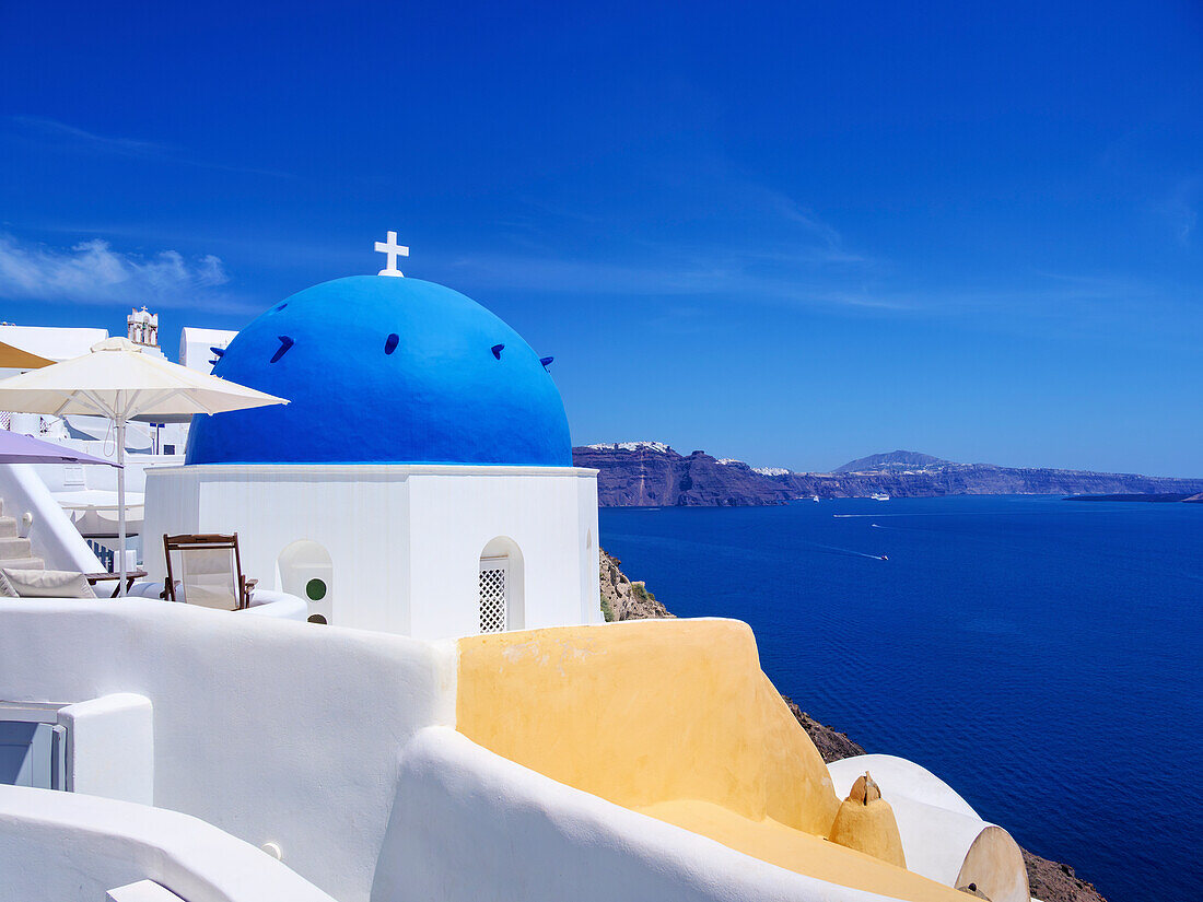 Ikonische blaue Kuppelkirche des Heiligen Spyridon, Dorf Oia, Insel Santorin (Thira), Kykladen, Griechische Inseln, Griechenland, Europa