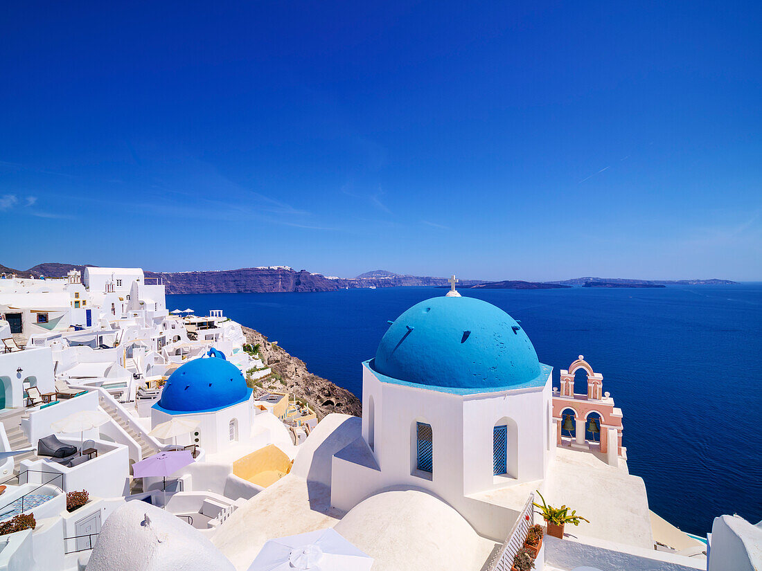 Ikonische blaue Kuppelkirchen der Auferstehung des Herrn und des Heiligen Spyridon, Dorf Oia, Insel Santorin (Thira), Kykladen, Griechische Inseln, Griechenland, Europa