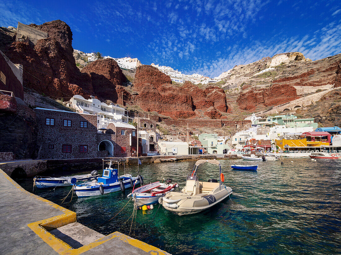 Fischereihafen in der Ammoudi-Bucht und im Dorf Oia, Insel Santorin (Thira), Kykladen, Griechische Inseln, Griechenland, Europa