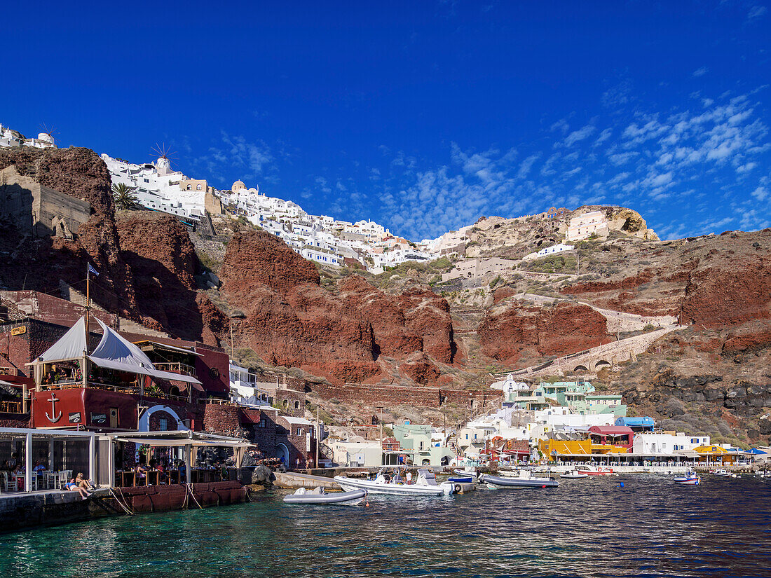 Bucht von Ammoudi und Dorf Oia, Insel Santorin (Thira), Kykladen, Griechische Inseln, Griechenland, Europa