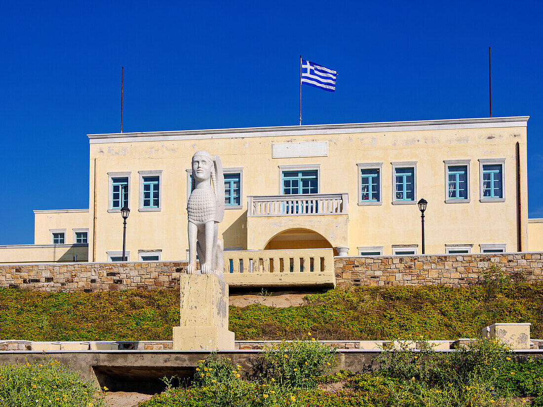 Sphinx der Naxier und Rathaus, Chora, Naxos-Stadt, Insel Naxos, Kykladen, Griechische Inseln, Griechenland, Europa