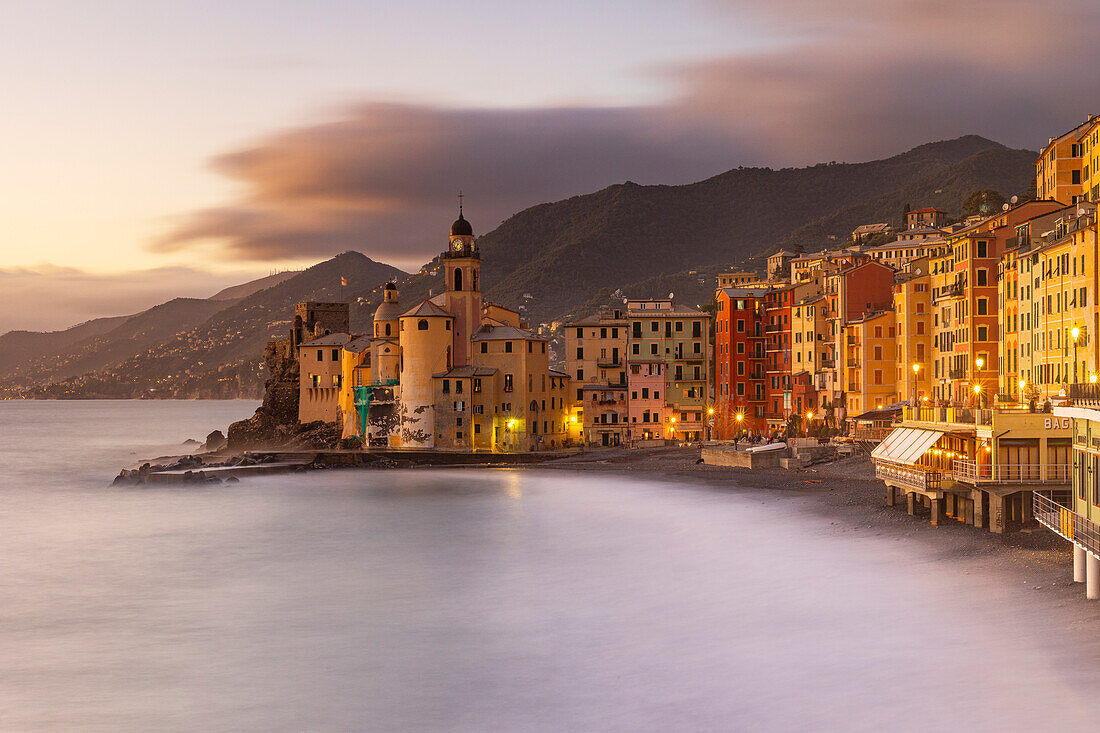 Das schöne Dorf Camogli während eines Sonnenuntergangs im Herbst, Camogli, Provinz Genua, Ligurien, Italien, Europa