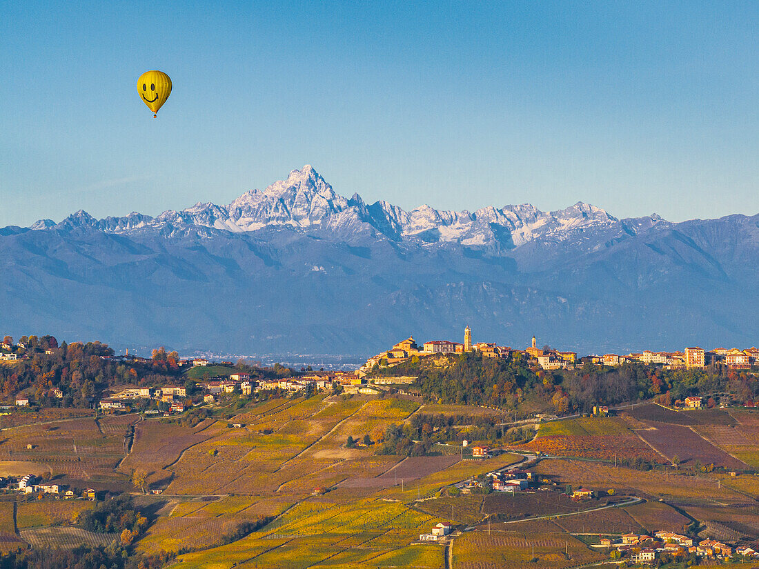 Heißluftballonfahrt über dem Dorf La Morra mit dem Berg Monviso im Hintergrund, an einem Herbsttag, Provinz Cuneo, Piemont, Italien, Europa