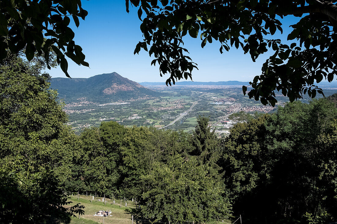 Blick auf die Stadt Turin von der Sacra di San Michele (Abtei des Heiligen Michael) auf dem Berg Pirchiriano, auf der Südseite des Val di Susa, Gemeinde Sant'Ambrogio di Torino, Metropolitanstadt Turin, Piemont, Italien, Europa