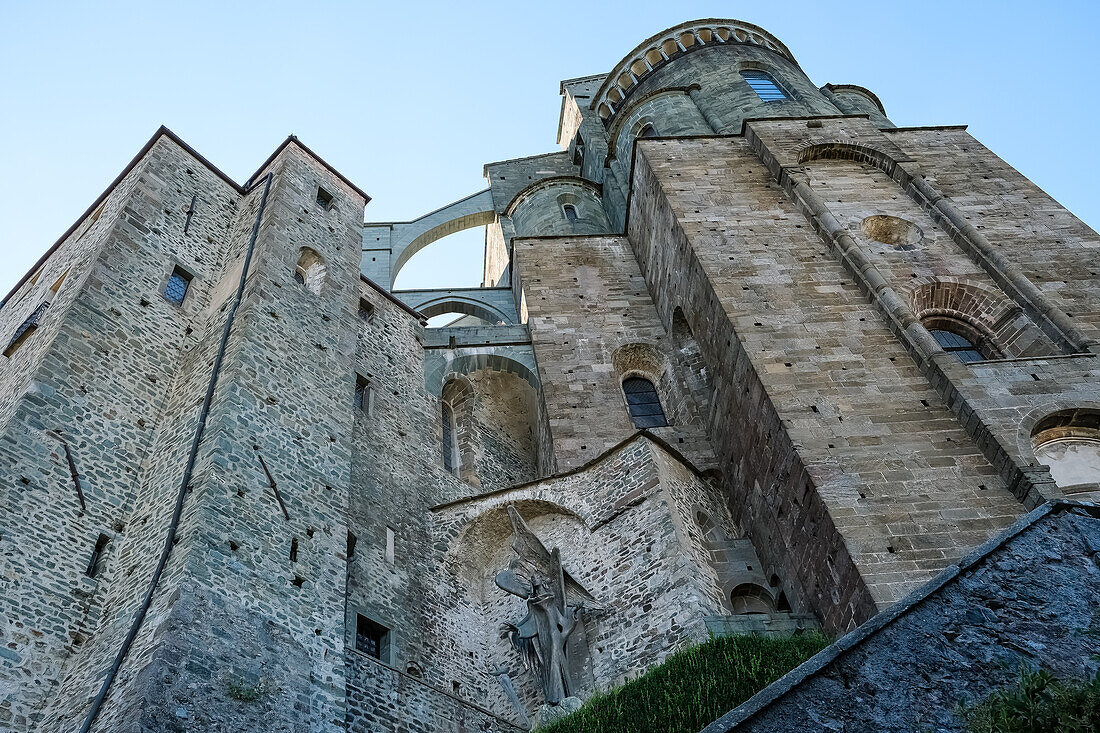 Detail der Sacra di San Michele (Abtei des Heiligen Michael), einer religiösen Anlage auf dem Berg Pirchiriano, an der Südseite des Val di Susa, Gemeinde Sant'Ambrogio di Torino, Metropolitanstadt Turin, Piemont, Italien, Europa