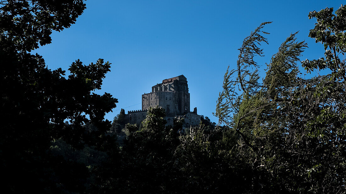 Blick auf die Sacra di San Michele (Abtei des Heiligen Michael), eine religiöse Anlage auf dem Berg Pirchiriano, an der Südseite des Val di Susa, Gemeinde Sant'Ambrogio di Torino, Metropolitanstadt Turin, Piemont, Italien, Europa