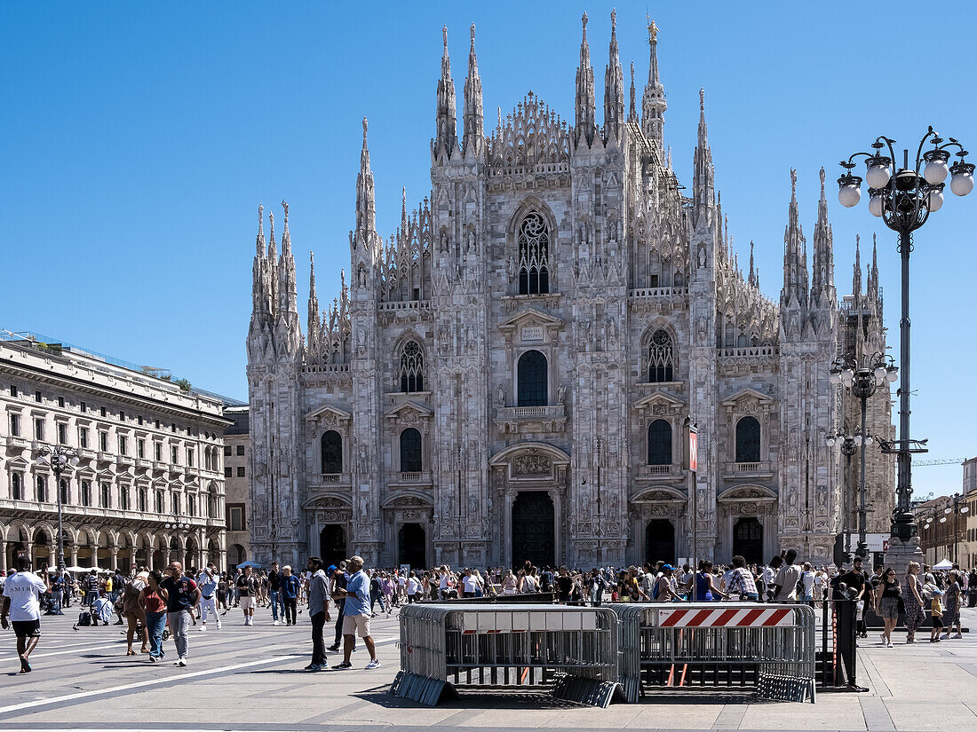 Die Piazza del Duomo (Domplatz), der Hauptplatz der Stadt, dominiert vom Mailänder Dom (Duomo), Mailand, Lombardei, Italien, Europa